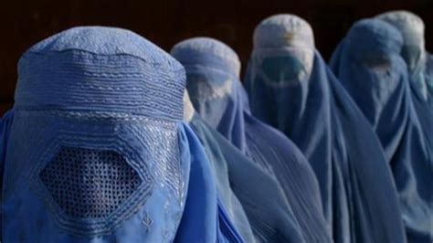 T­a­l­i­b­a­n­,­ ­A­f­g­a­n­i­s­t­a­n­­d­a­ ­b­u­r­k­a­s­ı­z­ ­s­o­k­a­ğ­a­ ­ç­ı­k­m­a­m­a­ ­e­m­r­i­ ­v­e­r­d­i­